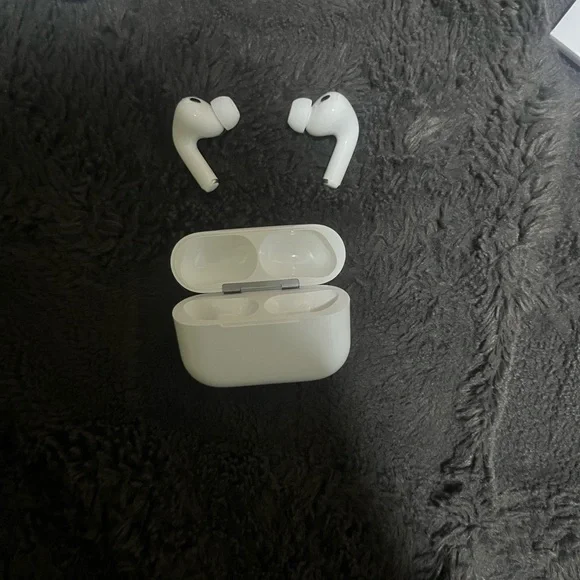 White Wireless Earbuds with Charging Case - Brand: - Picture 2 of 3
